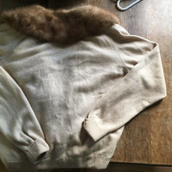 100% Cashmere Sweater with Detachable Fur Collar - Picture 5 of 8